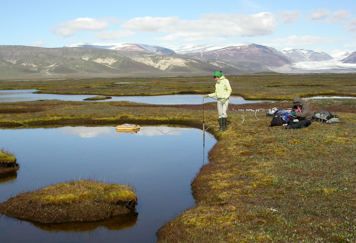 Scientists from the INRS's Centre Eau Terre Environnement are conducting a field study.