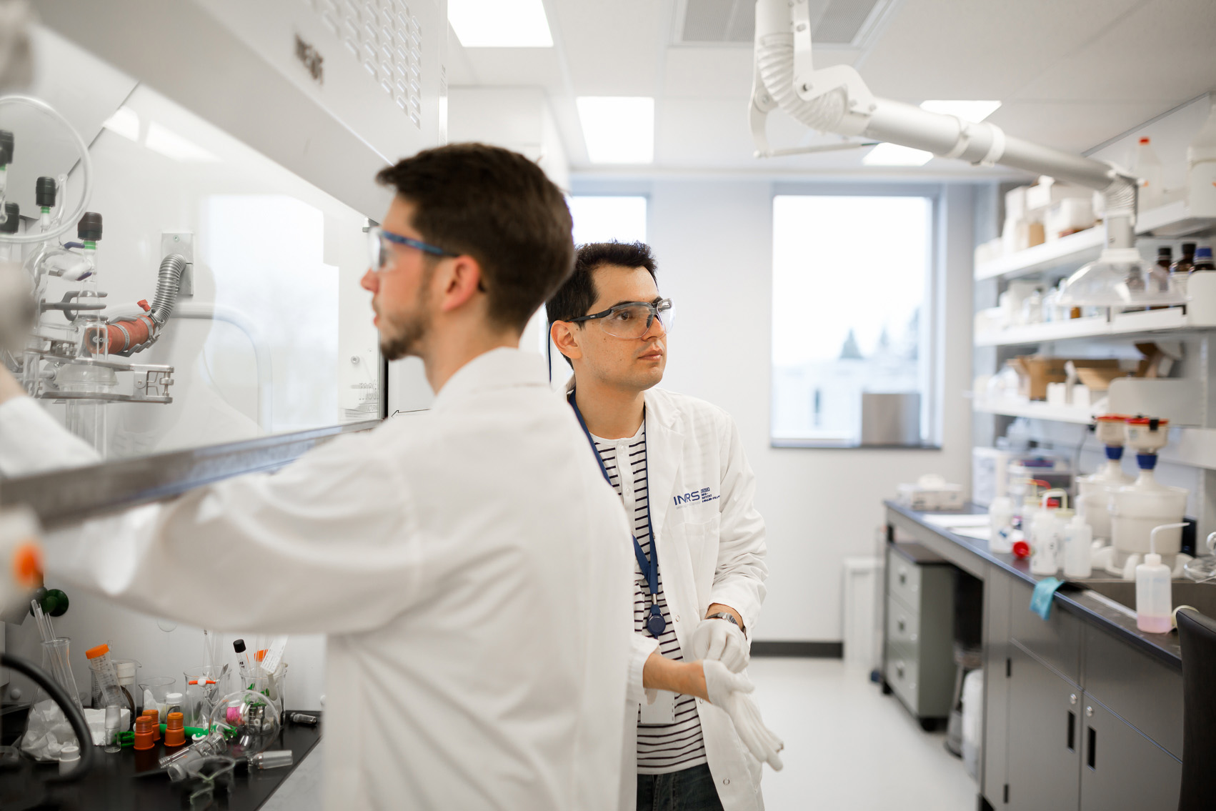 Des scientifiques du Centre Armand-Frappier Santé Biotechnologie de l’INRS dans un laboratoire de recherche.